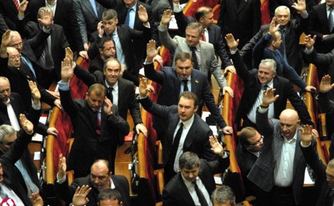 Заседание Рады: бюджет за три минуты, драка и голосование руками