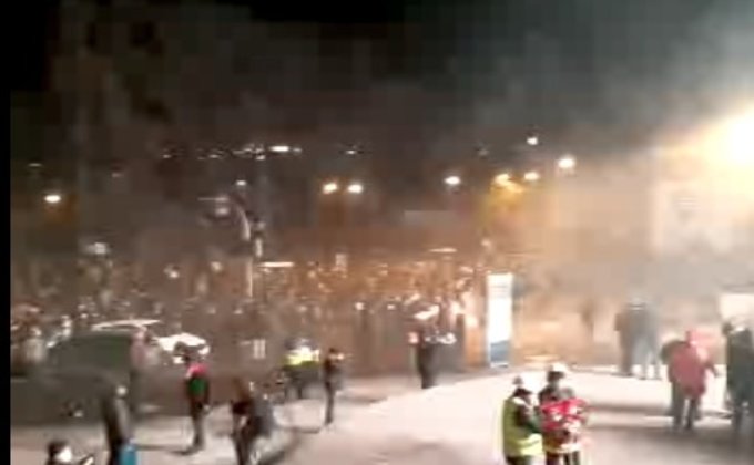 Силовики продолжают отбиваться от митингующих газом: фото 