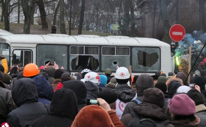 Противостояние в Киеве: водометы, газ и десятки раненых