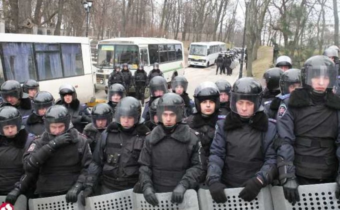 Противостояние в Киеве: водометы, газ и десятки раненых