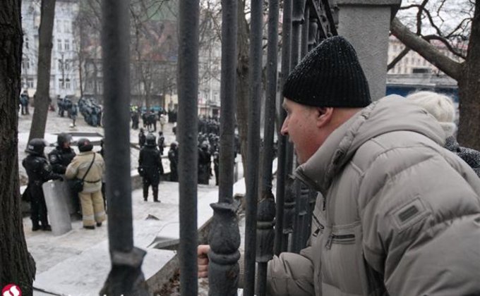 Двое суток боев активистов и милиции: фоторепортаж с Грушевского