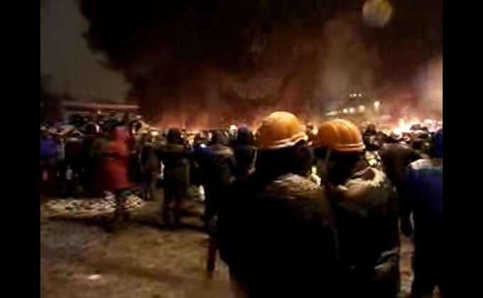 Ситуация на Грушевского: люди возводят баррикады и жгут покрышки 