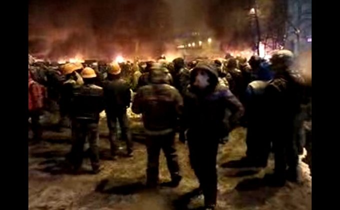 Ситуация на Грушевского: люди возводят баррикады и жгут покрышки 