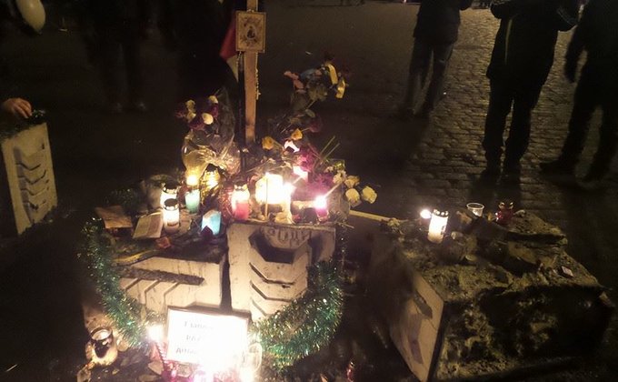 На Грушевского почтили память погибших демонстрантов: фото