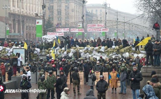 Самооборона не позволила разобрать баррикады Майдана: фото