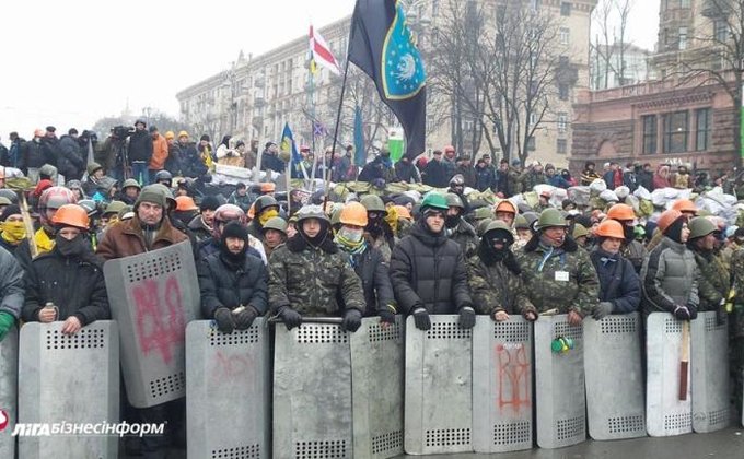 Самооборона не позволила разобрать баррикады Майдана: фото