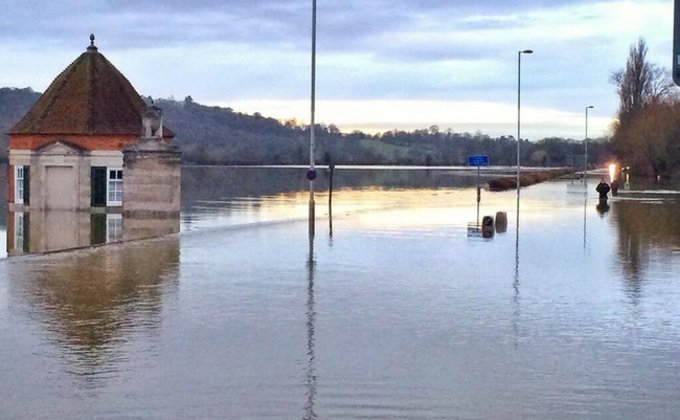 Наводнение в Англии: тысячи затопленных домов и лодки на улицах