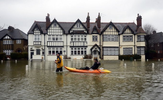 Наводнение в Англии: тысячи затопленных домов и лодки на улицах