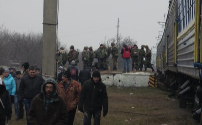 В Днепропетровской области люди остановили поезд с десантниками