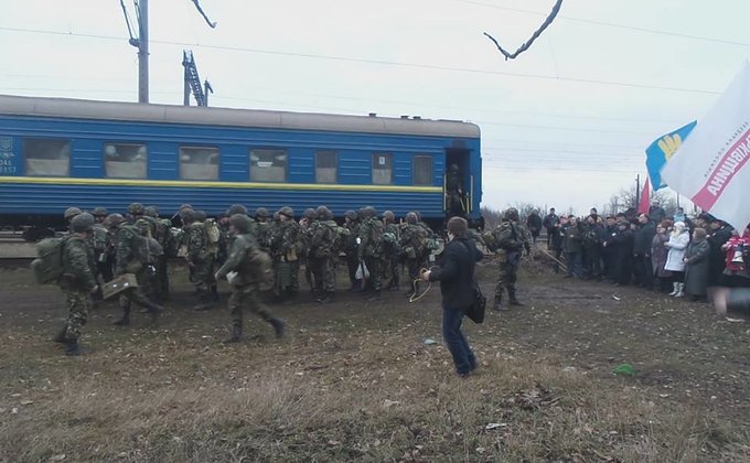 В Днепропетровской области люди остановили поезд с десантниками