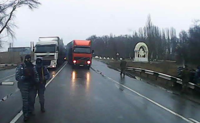 Блокпосты с автоматчиками на въездах и выездах из Крыма