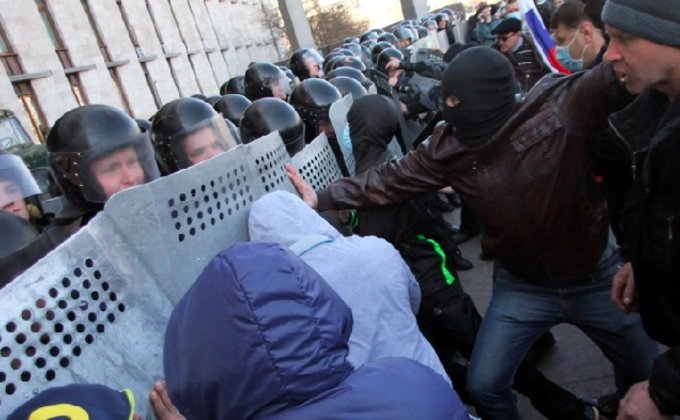 Сепаратизм в Донецке: штурм здания ОГА в фотографиях