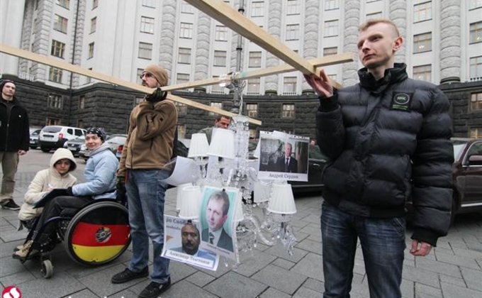 Активисты возле Кабмина требуют увольнений медицинских чиновников