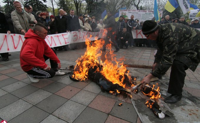 Активисты у Верховной Рады сожгли чучело коррупционера