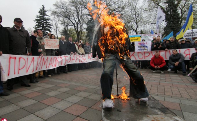Активисты у Верховной Рады сожгли чучело коррупционера