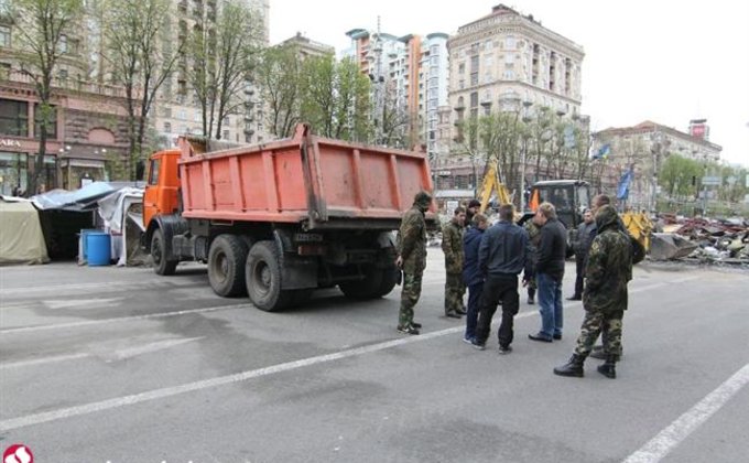 В Киеве разбирают "вторую линию" баррикад Майдана
