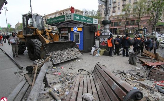 В Киеве разбирают "вторую линию" баррикад Майдана