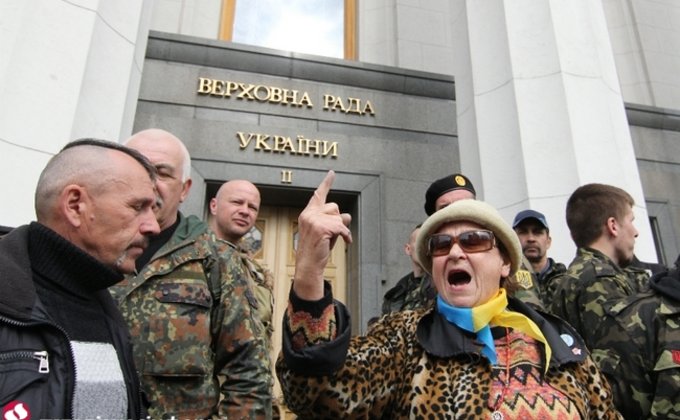 У здания Верховной Рады митингуют одесситы и самооборона Майдана
