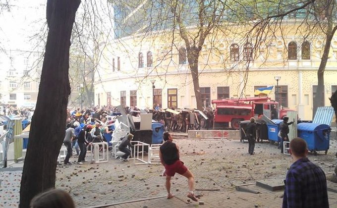 Массовые столкновения и пожар в Доме профсоюзов: фото из Одессы