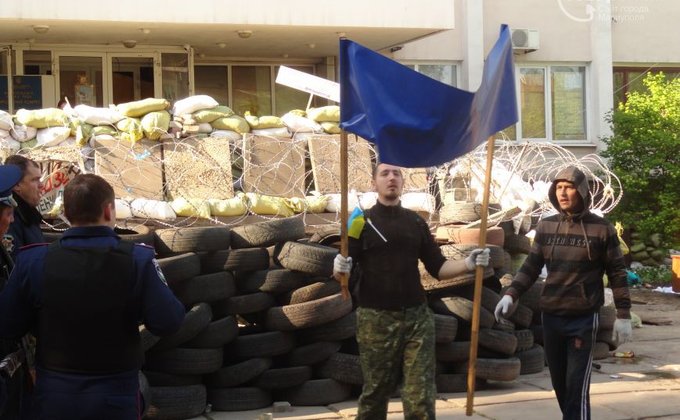 Над горсоветом Мариуполя вывесили флаг Украины, убирают баррикады