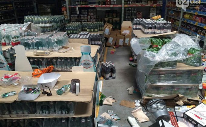 Мародеры почти полностью разграбили гипермаркет "Метро" в Донецке