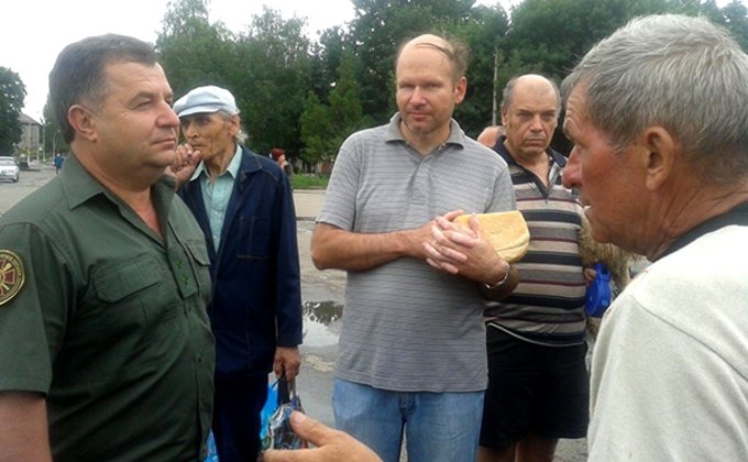 Жители Славянска получают первую гуманитарную помощь