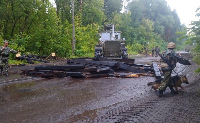 Военные разбирают баррикады и разминируют Славянск 