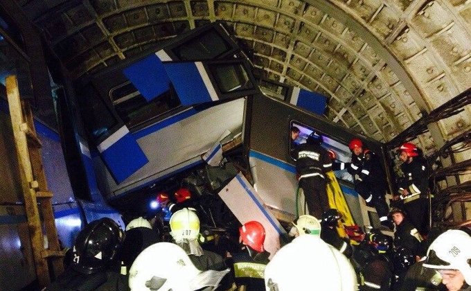Авария в московском метро: разбитые вагоны и люди в тоннеле