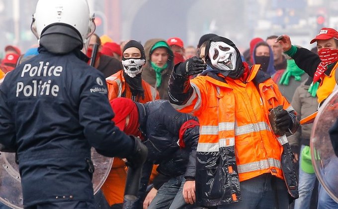 Бельгийцы против жесткой экономии: в Брюсселе жгут автомобили