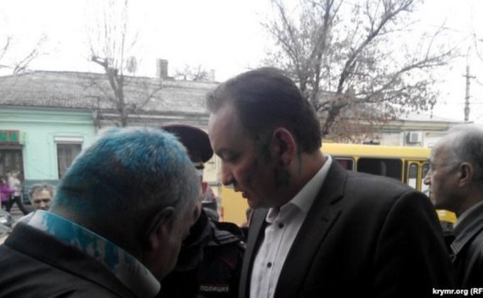 Защитников прав крымских татар облили зеленкой: фото