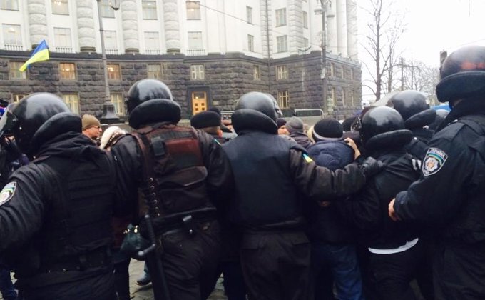 Сотрудники Киевпастранса вышли под Кабмин и требуют зарплату