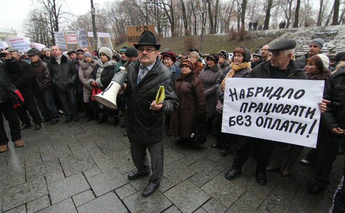 Сотрудники Киевпастранса вышли под Кабмин и требуют зарплату