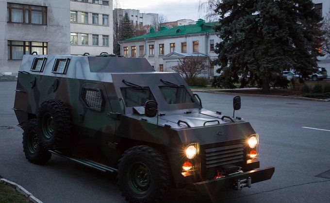 Порошенко протестировал новый украинский броневик Барс