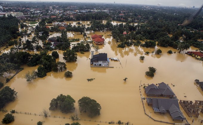 Наводнение в Малайзии: люди передвигаются по пояс в воде  