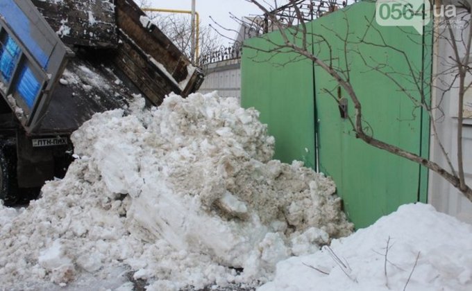 В Кривом Роге неубранный снег привезли к дому мэра Вилкула: фото