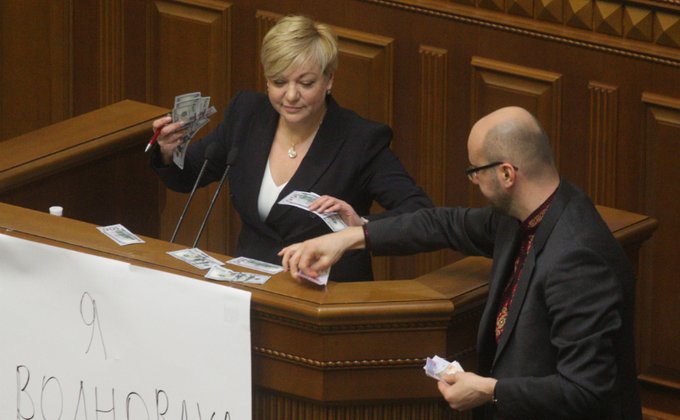 Гонтареву в Раде осыпали долларами: фото из парламента