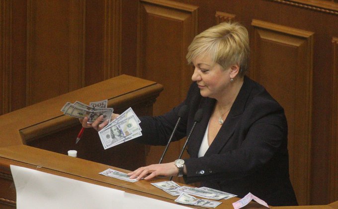Гонтареву в Раде осыпали долларами: фото из парламента