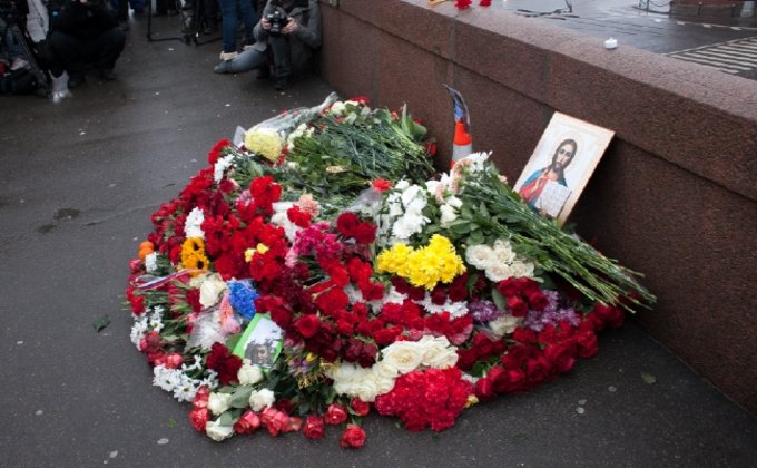 К месту гибели Немцова несут цветы: "без вас не наступит весна"