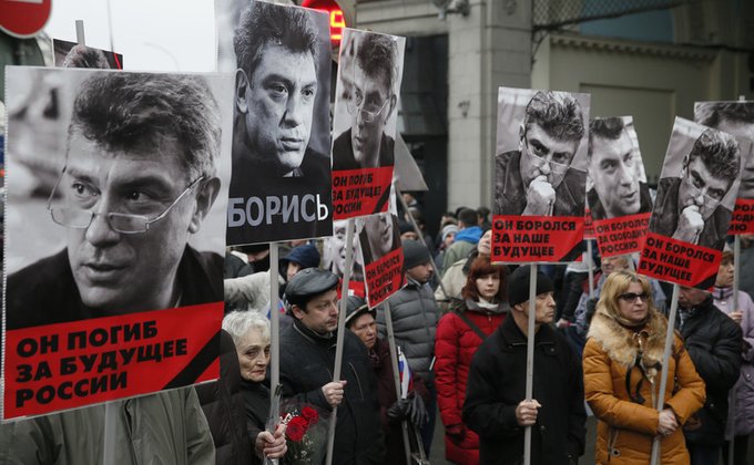 Десятки тысяч россиян вышли на траурные акции в память о Немцове