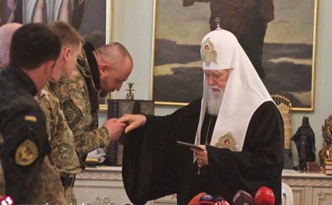 Филарет наградил 15 бойцов АТО церковными медалями: фото
