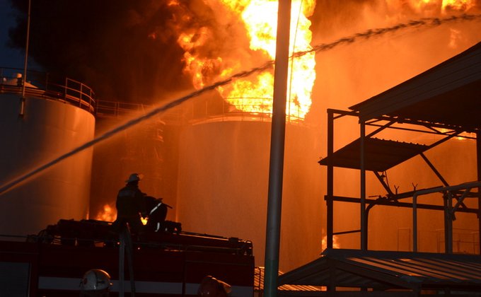 Новые фото масштабного пожара на нефтебазе под Киевом