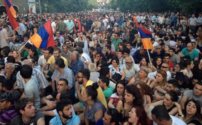 Как полиция разгоняла тарифный Майдан в Ереване: фото и видео