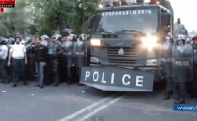 Как полиция разгоняла тарифный Майдан в Ереване: фото и видео