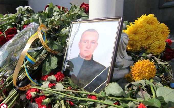 Киевляне усыпали цветами место гибели бойцов НГУ под Радой: фото