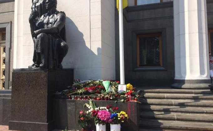 Киевляне усыпали цветами место гибели бойцов НГУ под Радой: фото
