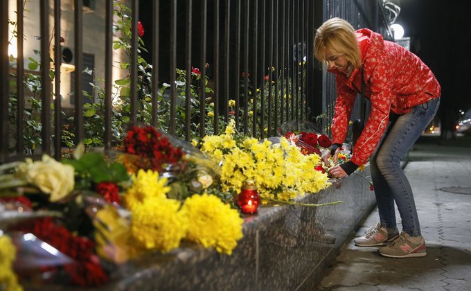 К посольству РФ в Киеве в связи с гибелью Airbus A321 несут цветы