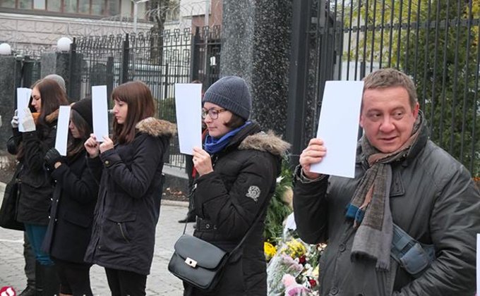 За блокаду Крыма: как митинговали крымские татары у посольства РФ