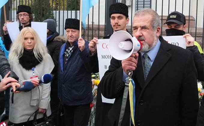 За блокаду Крыма: как митинговали крымские татары у посольства РФ