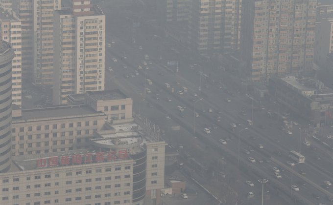 Пекин окутан рекордным в этом году смогом: фоторепортаж