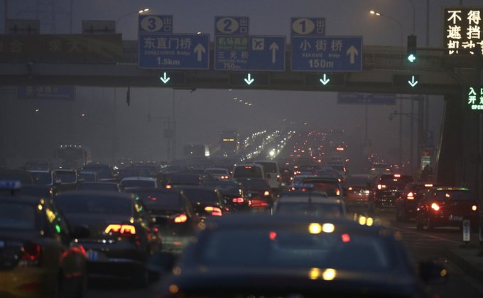 Пекин окутан рекордным в этом году смогом: фоторепортаж